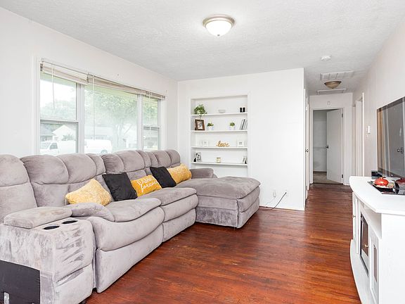3rd image of 4624 Woodcroft Ave