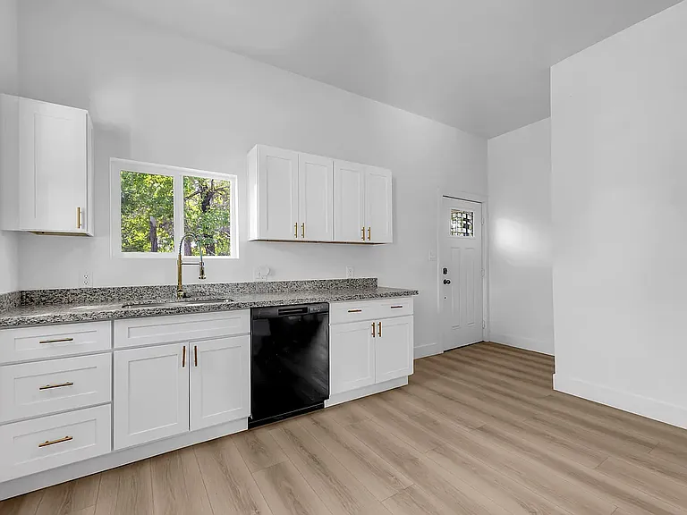 950 W 7th St #1 — Photo 7