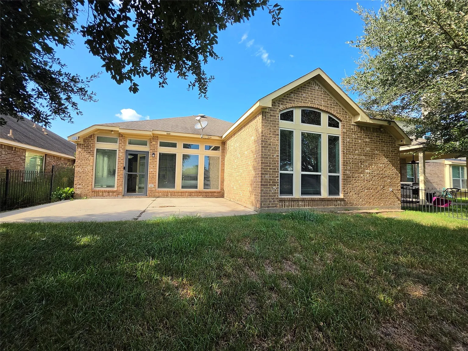 3 bed, 2.0 bath, 2141 sqft, $2,600 — Photo 4