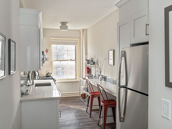 3rd image of 139 W 82nd St #8B
