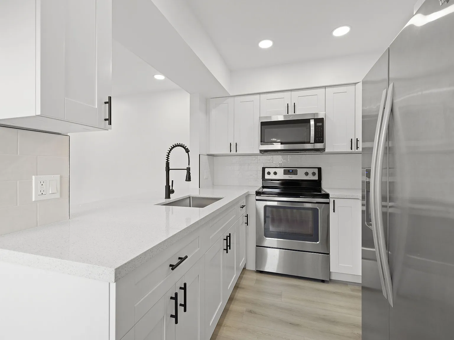 1111 SE 8th Ter — Photo 2