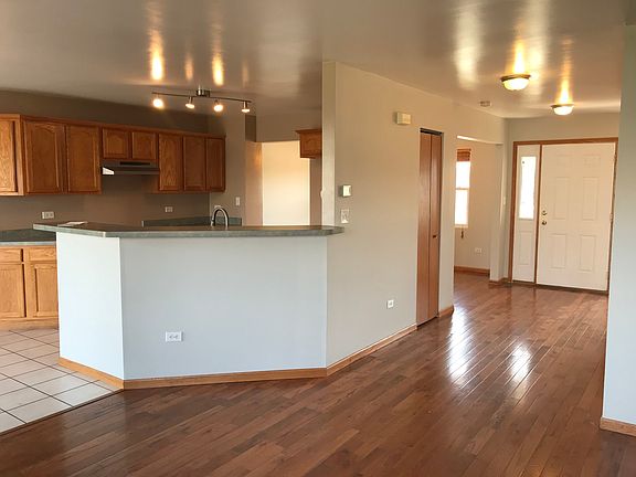 3rd image of 889 Laurel Dr
