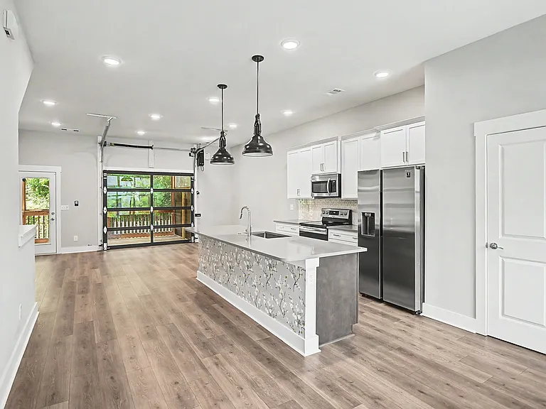 221 Stonecrest Cir — Photo 27