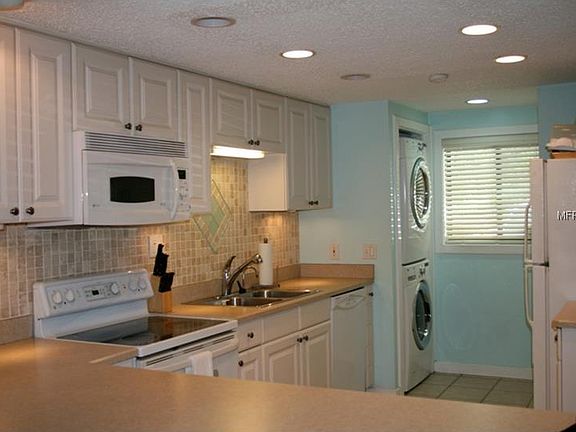3rd image of 221 Holt Ave APT 4