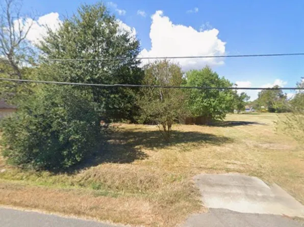 6113 Willis St, Groves, TX 77619