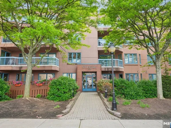 303 Stockton Ct, Edgewater, NJ 07020