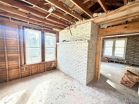 4th image of 502 N Hickory St