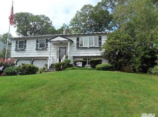 67 Holiday Park Dr, Hauppauge, NY 11788