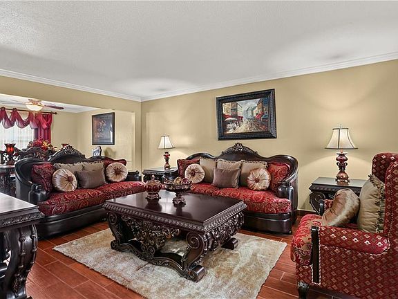 4th image of 824 Ginette Dr