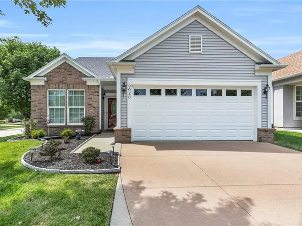 9026 Meadow View Dr, Shawnee, KS 66227