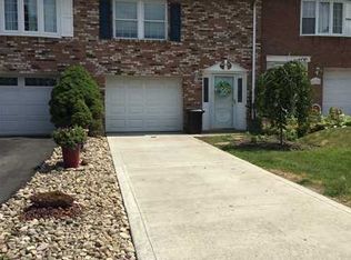 115 Parkside Dr, West Mifflin, PA 15122