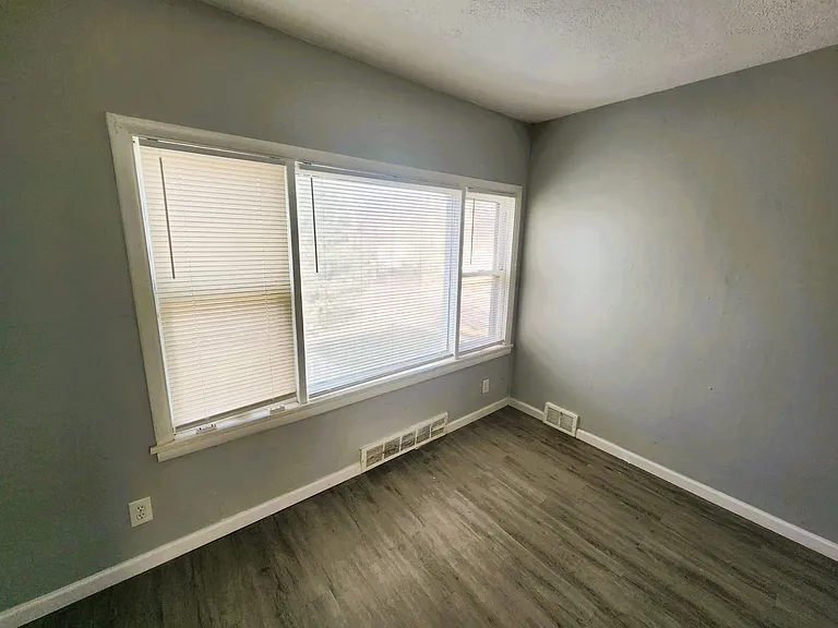 3658 E 54 ST — Photo 24