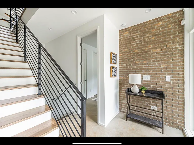 713 Moreland Ave SE #2 — Photo 2