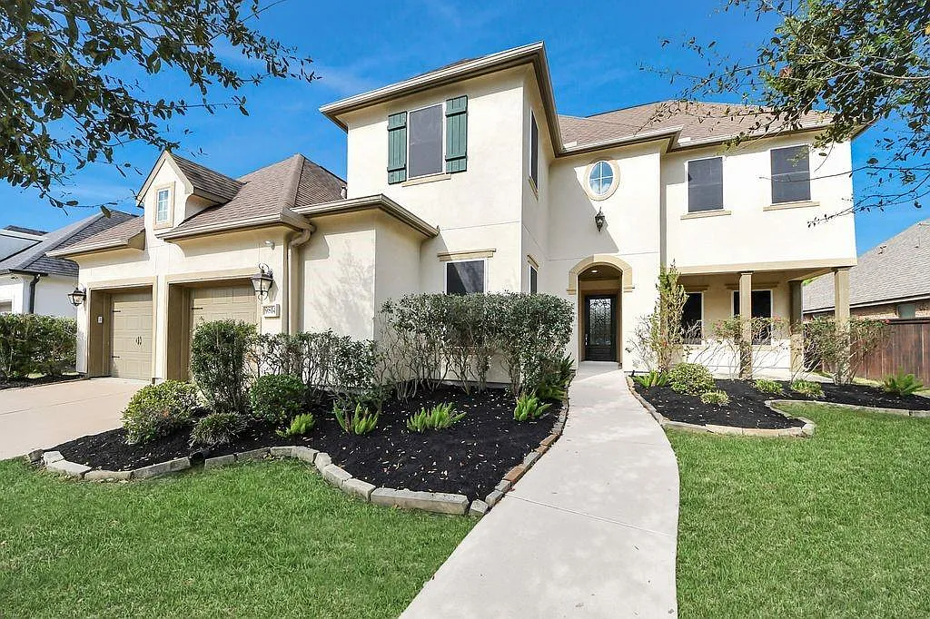 4 bed, 4.5 bath, 4192 sqft, $4,500 — Photo 2