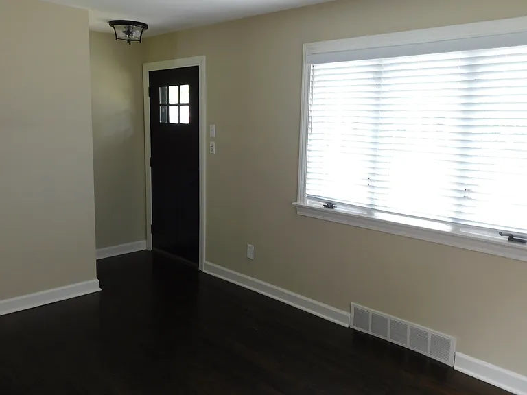 1524 Emmons Ave — Photo 2