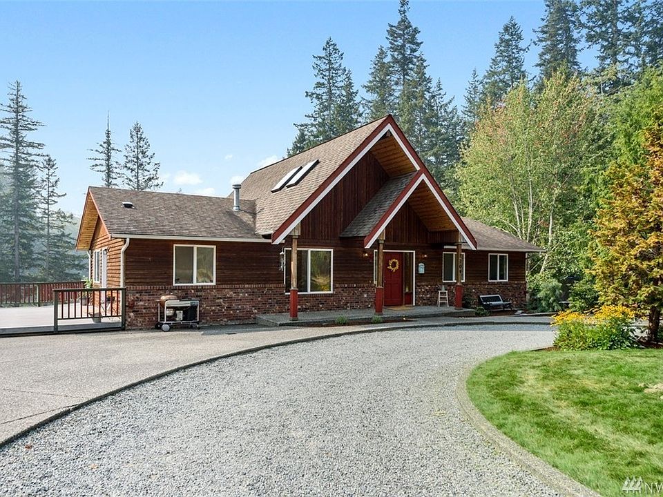 Circular driveway welcomes you home