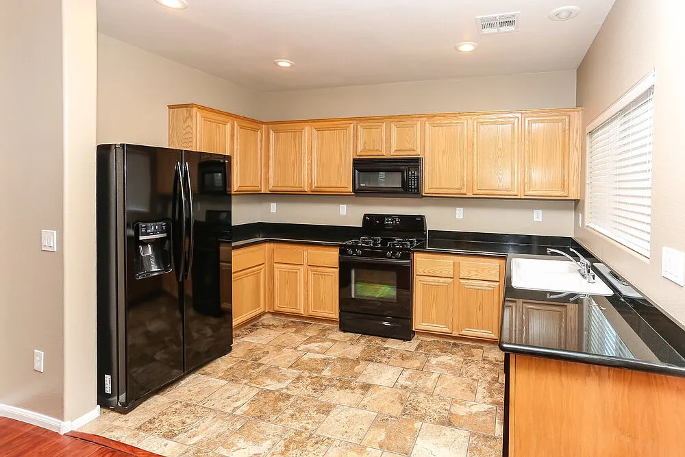 4 bed, 3.0 bath, 2206 sqft, $2,435 — Photo 2
