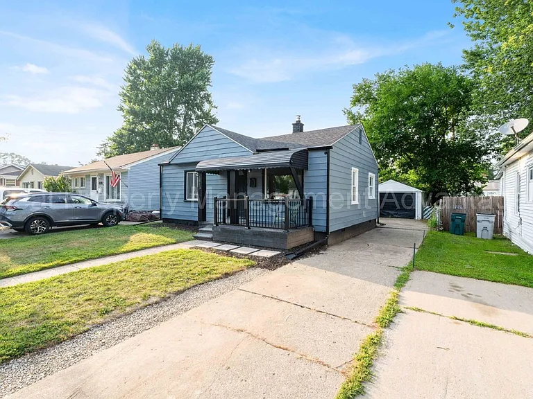 1513 E Meyers Ave — Photo 3