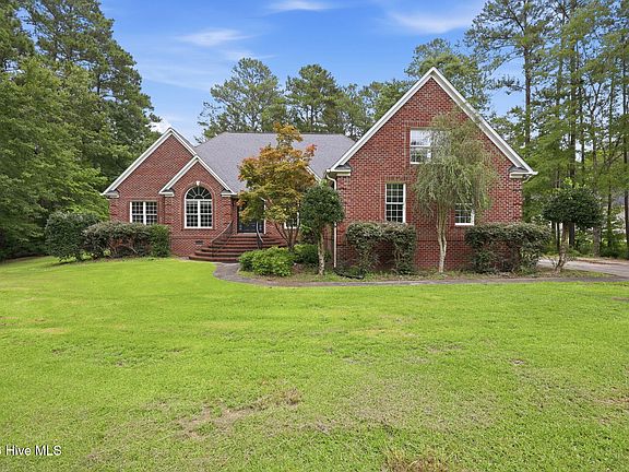 3rd image of 407 Rustic Court