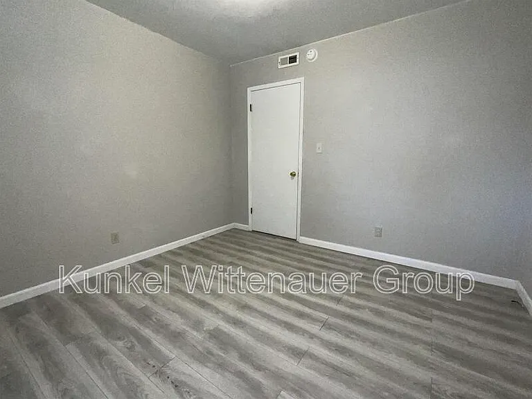 912 E Adams St #A — Photo 11