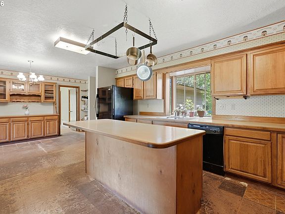 5th image of 19373 NE Calkins Ln