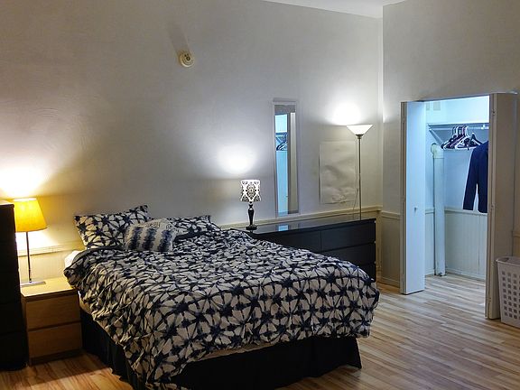 Bedroom w/ Queen & 2 Walk-In closets