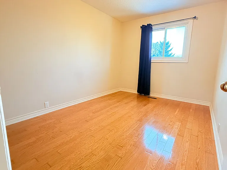 16 Madsen Cres — Photo 13