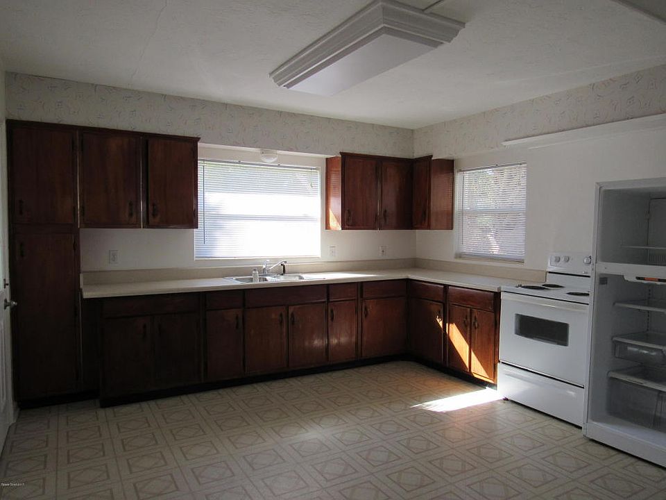 2nd image of 115 E Park Ln