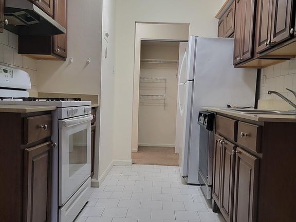2nd image of 9 Gadsen Pl APT 1C