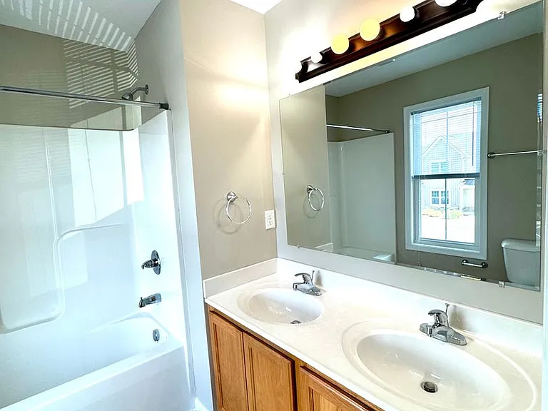 433 Leslie Ct — Photo 8