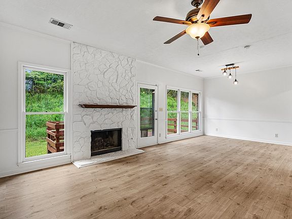 5th image of 1187 Cloverdale Rd