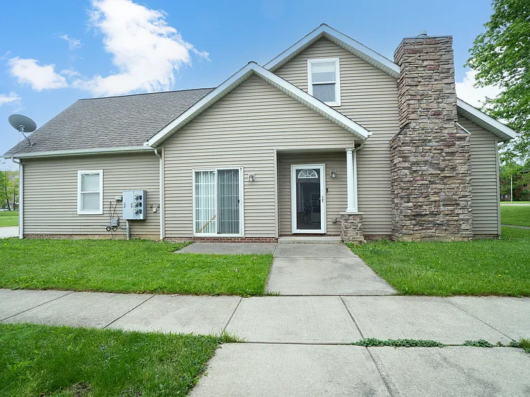 22074 Marberry Cmns — Photo 1