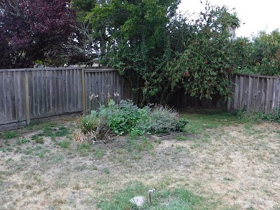5th image of 220 Woods St