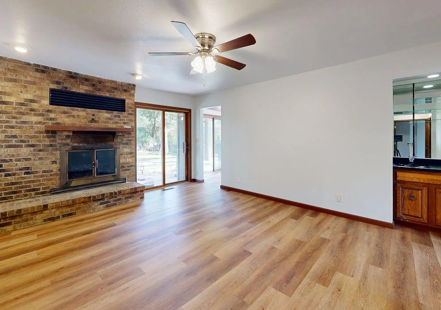 Beautiful Home in Established Neighborhood — Photo 2