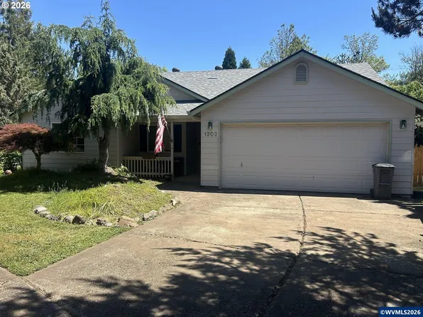 1302 SW Darci Dr, McMinnville, OR 97128
