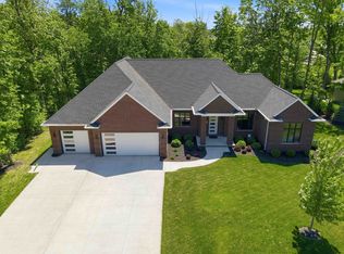 945 Woodcrest Heights Dr, Menasha, WI 54952