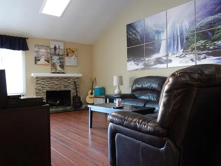 2353 Edenbridge Ln — Photo 3