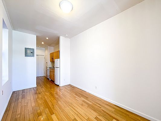 5th image of 338 E 5th St APT 18