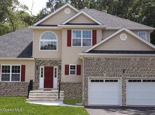 7 Cranberry Dr, Cream Ridge, NJ 08514