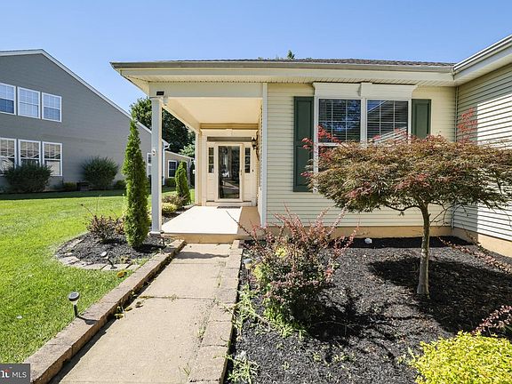 3rd image of 15 Shady Stream Rd