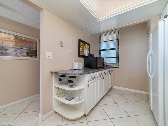 5th image of 260 Seaview Ct APT 605