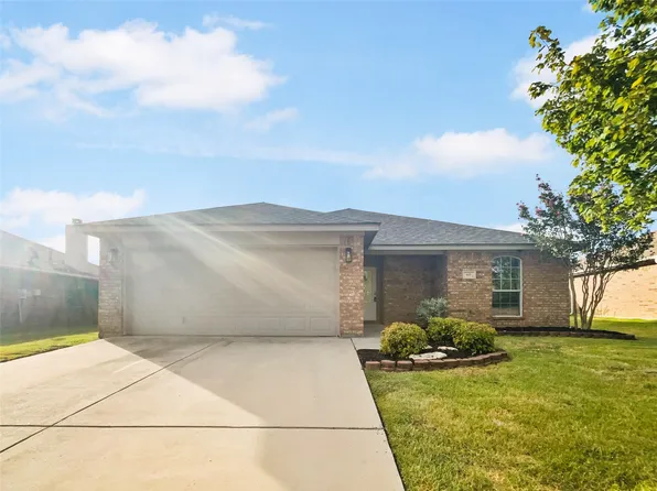 617 Fossil Wood Dr, Saginaw, TX 76179