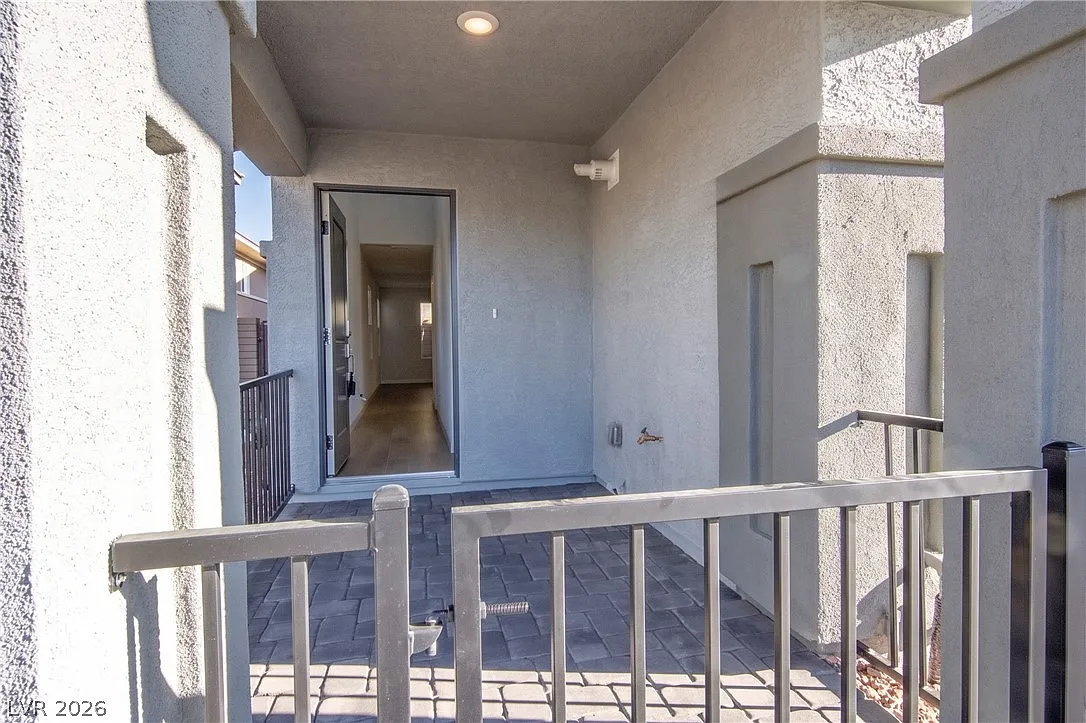 3 bed, 2.5 bath, 1705 sqft, $2,400 — Photo 2