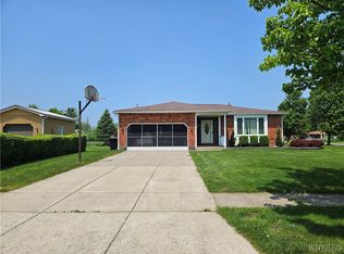 1 Woodstream Dr, Lancaster, NY