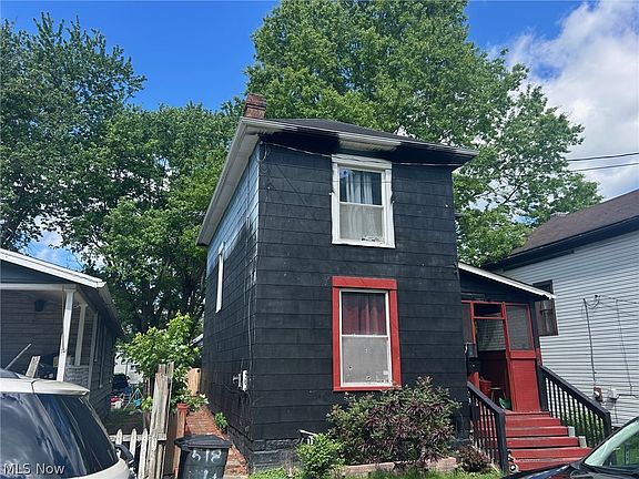 3rd image of 215 Columbia St