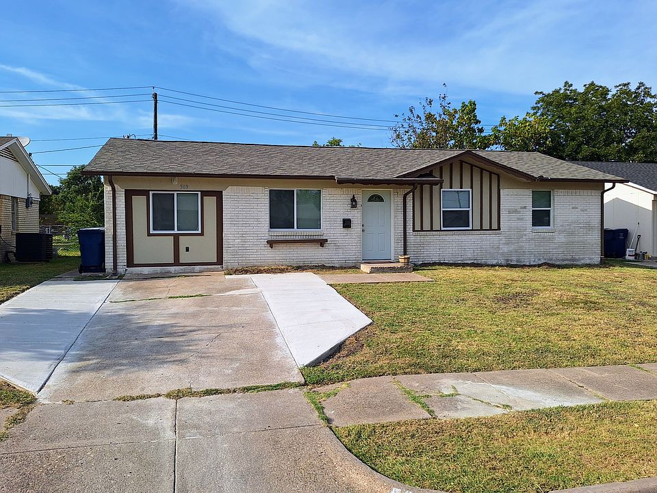 Front of house.
Double wide driveway.