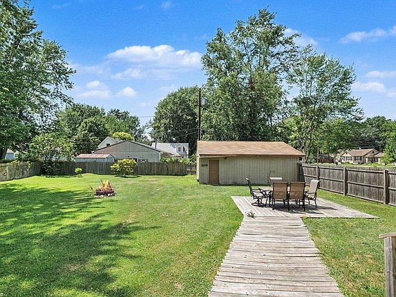 5th image of 9642 Meadowbrook St