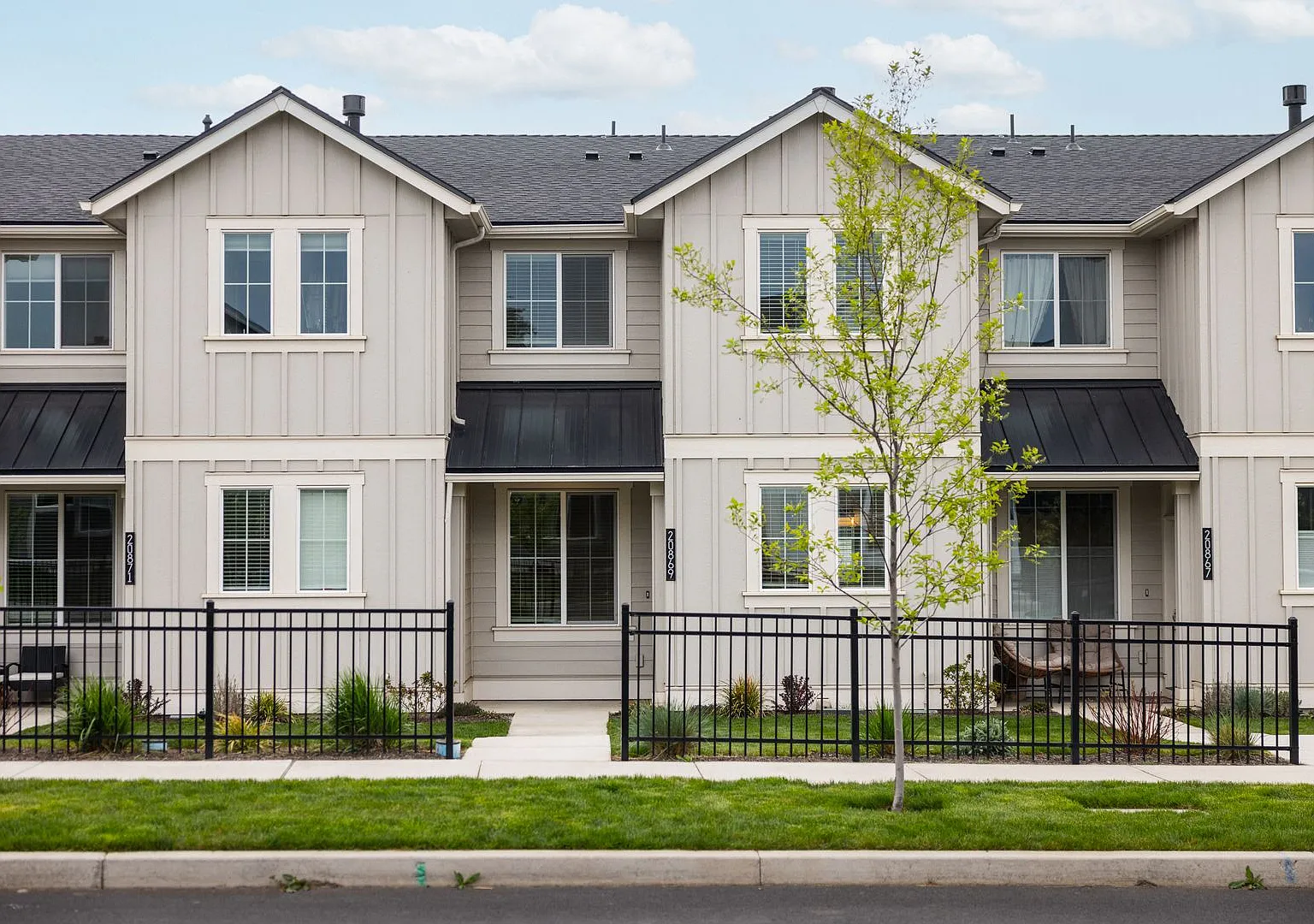Modern 3 Bed 2.5 Bath Townhome with Resort-Style Amenities. Rent Credit & Pets OK! — Photo 2