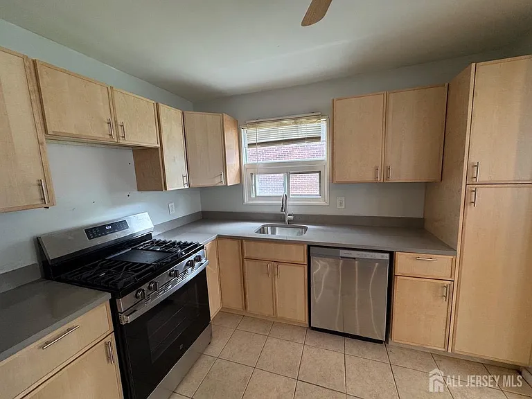 1038 Kingsland Ln — Photo 6