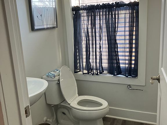 4th image of 808 Wesley Ln Unit B